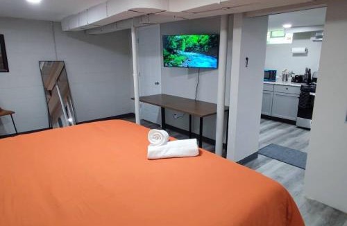 Indianapolis Apartment | Spacious Suite Close to Downtown Indy/King Bed