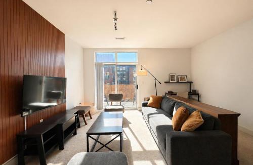 Historic Third Ward Apartment | Spacious Third Ward Apt Near Summerfest with Balcony - Sleeps 4