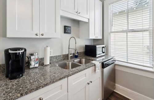 Westside Apartment | Spacious Updated 3 Bedroom Apartment