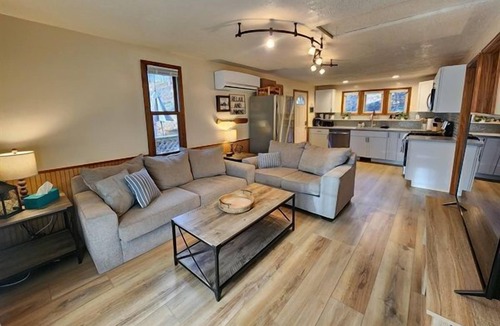 Solon Township Cottage | Sparta Hillside Cabin Hot tub Wi-Fi Dog Friendly