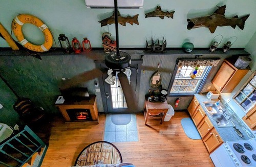 Sparta Cabin | Sparta Serenity: Charming Cabin with Hot Tub and Scenic Farm Views in TN