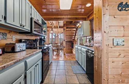 Sevierville Cabin | Spectacular Mountain Views - Family and Pet Friendly! Hot Tub + Game Room