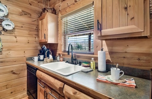 Wears Valley Cabin | SPECTACULAR MTN Views + HOT TUB/Pool Table/PVT Pond