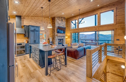 Epworth House | Spectacular Views - Golden Tee - Shuffle Board - Hot Tub - 4 King Rooms