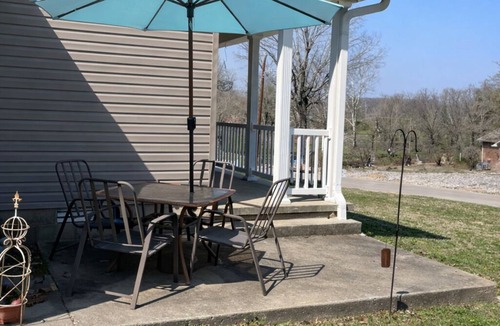 Mammoth Spring House | Spring River Retreat/Walk to River/Fire PIt/Quiet Location