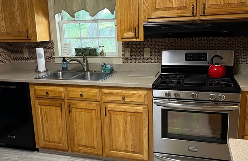 Montebello House | Spy Run Hideaway is a 1/2 mile from the Blue Ridge Parkway & pet friendly!