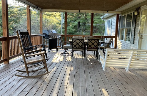 Montebello House | Spy Run Hideaway is a 1/2 mile from the Blue Ridge Parkway & pet friendly!