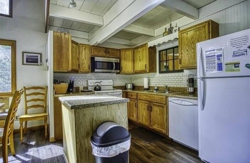 Timberline House | SS12-Bass, Blue Gill, and Catfish Pond! Hot Tub! Dolly Sods Access!