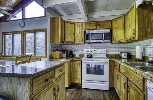 Timberline House | SS12-Bass, Blue Gill, and Catfish Pond! Hot Tub! Dolly Sods Access!