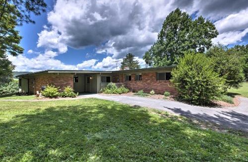Lexington House | Stair-Free Lexington Home w/Blue Ridge Mtn Views!