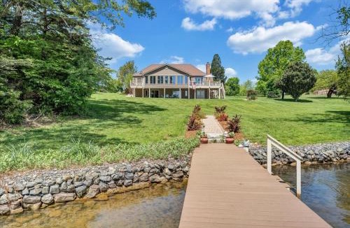 Huddleston House | Stargaze - Lakefront with Private Dock