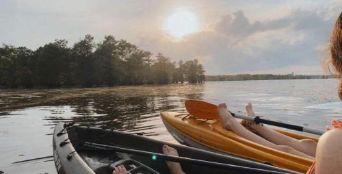 Oil City House | StargazerCaddo Lake Cabin with Kayaks