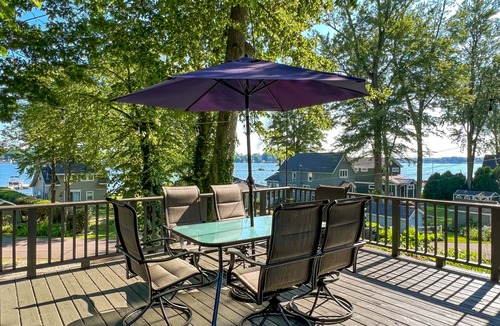 Paw Paw Lake House | Stay at Canopy Cabin, a Lakeview Retreat