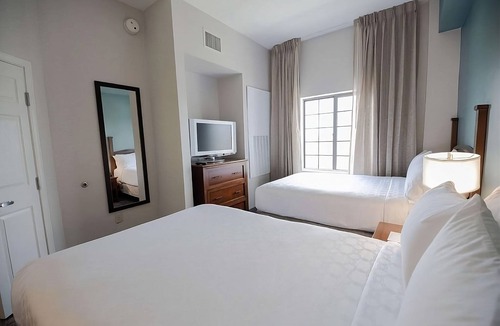 Highlands - Perkins Hotel | Stay Close to LSU Engineering Quad! 2 Units with Free Breakfast & Parking! Pool!