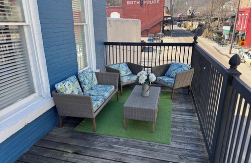Eureka Springs Historic District Apartment | Stay Eureka Springs Balcony Suite