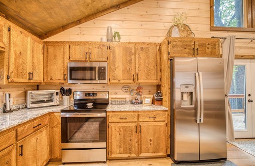 Morganton Cabin | Stay Warm & Cozy in Blue Ridge! Hot Tub & Fire Pit | 8 Min to Downtown