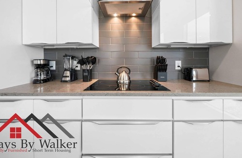 Second Ward Condo | StaysByWalker 2BR Lux Uptown | 1G WIFI/King Beds