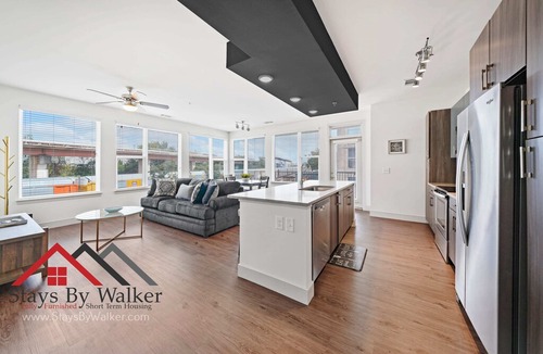 Oakland Condo | Steps From Downtown 2BR/2B ★ King Beds ★ Cable + Wi-Fi ★ Balcony (1200 SqFt)