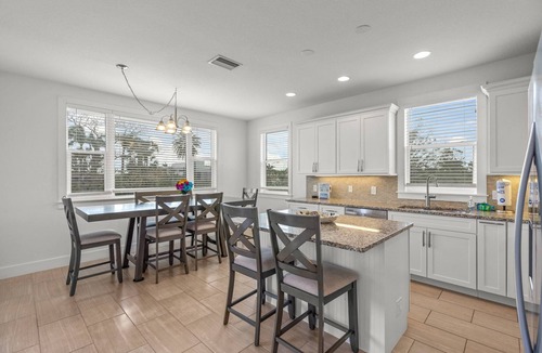 Sarasota House | Steps to Lido Beach & St. Armand’s | Stylish 2BR + Game Lounge w/TVs, Ping-Pong & More!