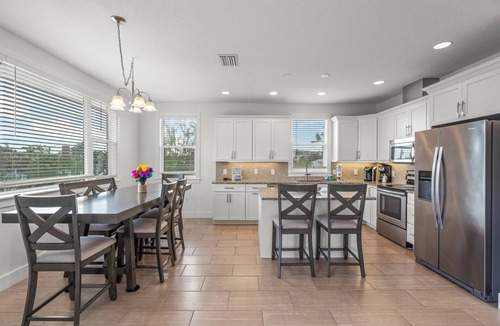 Sarasota House | Steps to Lido Beach & St. Armand’s | Stylish 2BR + Game Lounge w/TVs, Ping-Pong & More!