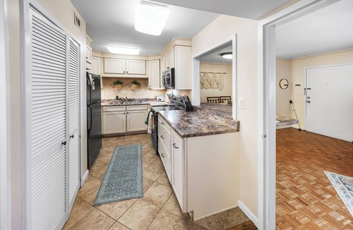 Downtown Knoxville Condo | Steps to Neyland & Thompson-Boling: Large 2BR/1bath with parking