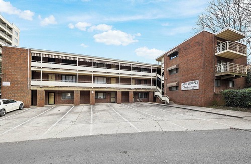 Downtown Knoxville Condo | Steps to Neyland & Thompson-Boling: Large 2BR/1bath with parking