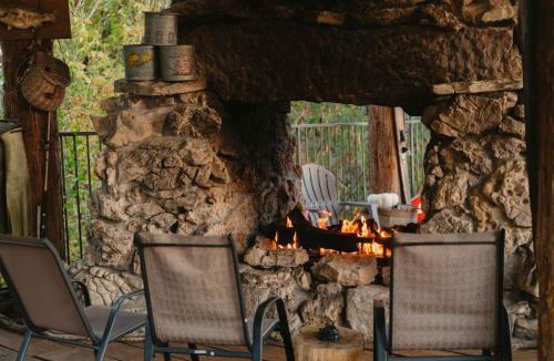 Eureka Springs Apartment | Stonegate Lodge 2 Queen Beds WIFI 50in Roku TV Salt Water Pool Room #105