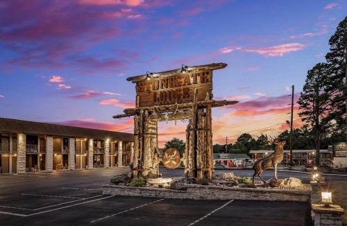 Eureka Springs Apartment | Stonegate Lodge King Bed, WIFI, 50in Roku TV, Salt Water Pool Room #103