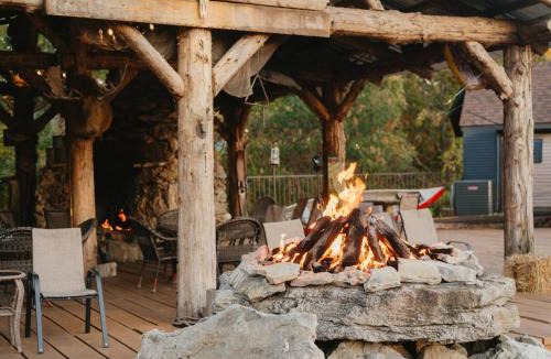 Eureka Springs Apartment | Stonegate Lodge King Bed, WIFI, 50in Roku TV, Salt Water Pool Room #103