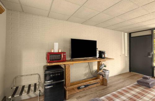 Eureka Springs Apartment | Stonegate Lodge King Bed, WIFI, 50in Roku TV, Salt Water Pool Room #103