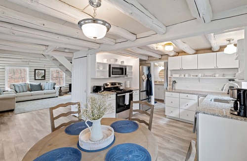 Cobham Cabin | Stonemont Farm Cabin with Hot Tub- in Keswick by Vineyards!