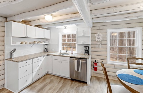Cobham Cabin | Stonemont Farm Cabin with Hot Tub- in Keswick by Vineyards!