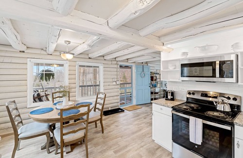 Cobham Cabin | Stonemont Farm Cabin with Hot Tub- in Keswick by Vineyards!