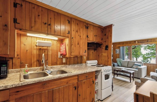 Sturgeon Bay Cabin | Stony Shore Cabin - Charming cabin from yesteryear