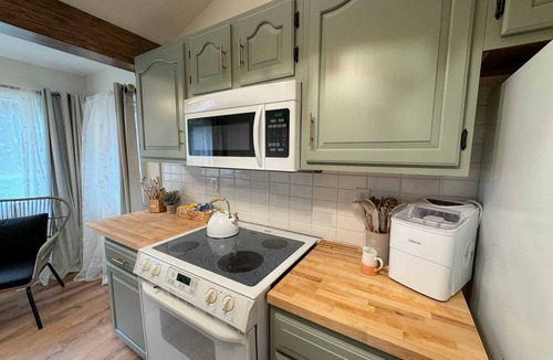 Wheeler House | Storybook Cottage on the Pond! Sleeps 8!