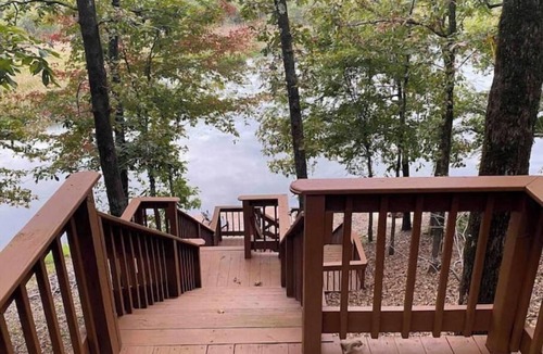 Sylacauga Cottage | Storybook Cottage on Lay Lake with Kayaks!