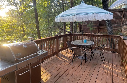 Sylacauga Cottage | Storybook Cottage on Lay Lake with Kayaks!