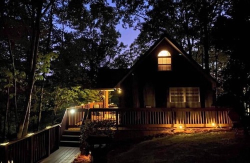 Sylacauga Cottage | Storybook Cottage on Lay Lake with Kayaks!