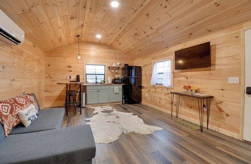 Lynx Cabin | Stout Cabin w/Fire Pit: 1 Mi to Ohio River!