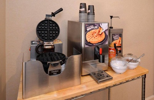 Plainfield Apartment | Studio Close to Indianapolis Airport | Free Breakfast. Outdoor Pool