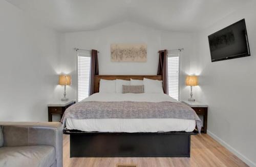 Pigeon Forge Ski Chalet | Studio Model Home with Parking