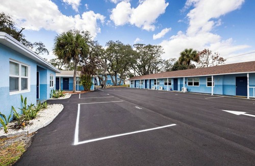 Tropic Apartment | Studio Stay w/Kitchenette - Near EGAD, beach and more.