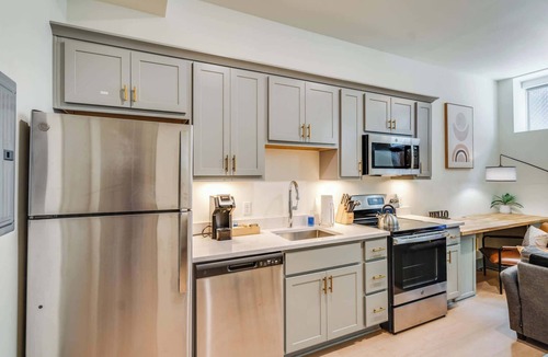 Downtown Louisville Apartment | Studio unit in the heart of Lou's medical complex!