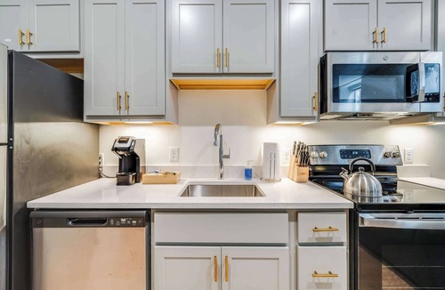 Downtown Louisville Apartment | Studio unit in the heart of Lou's medical complex!