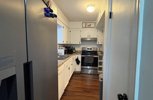 Drayton Condo | Stunning 3-Bedroom Retreat w/Cozy Fireplace & Sunlit Patio – Perfect Getaway!