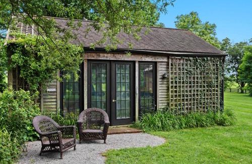Prospect Apartment | Stunning Cottage in Famous KY Garden -Sleeps 2