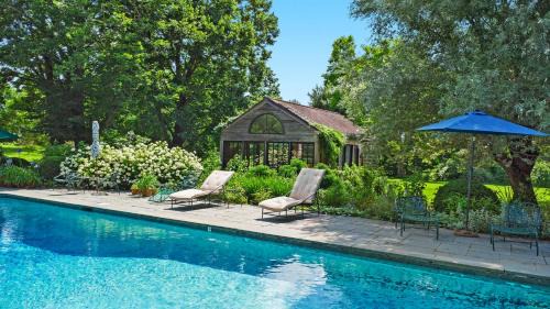 Prospect Apartment | Stunning Cottage in Famous KY Garden -Sleeps 2