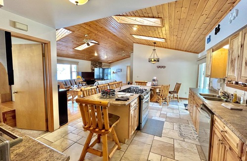 St. Helen Cabin | Stunning Lakehouse with hot tub & tree house