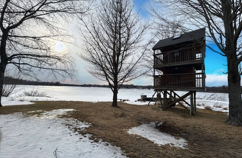 St. Helen Cabin | Stunning Lakehouse with hot tub & tree house