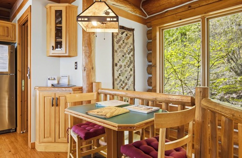 Lake Leelanau House | Stunning log home near Leland. Hot tub. A/C.